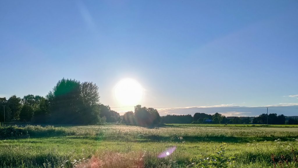 Aurinko paistaa pellon ylle.
