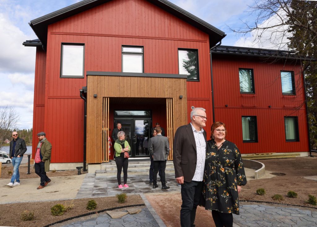 Omistajat Timo Rusanen ja Heta Oinas punaisen puurakenteisen Hotelli Ruustinnan edustalla avajaispäivänä
