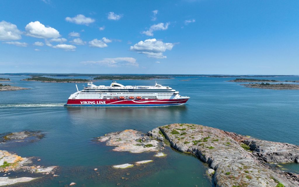 Viking linen alus Ahvenanmaan saaristomerellä aurinkoisena päivänä