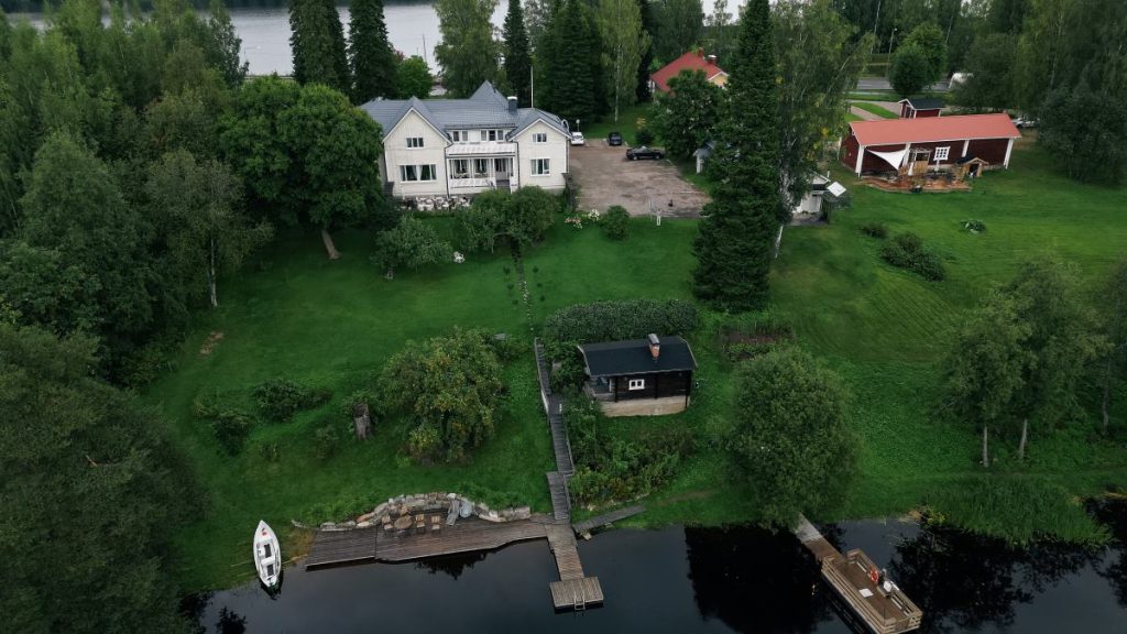 Ilmakuva Saarijärven Ruustinnasta, jossa näkuu vanha Tarvaalan Pappilan päärakennus ja upea puutarha-alue rantoineen.